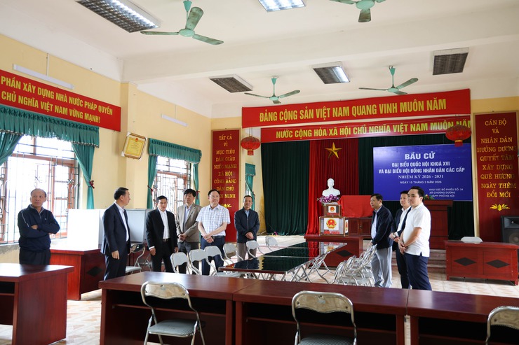 Trưởng Ban Nội chính Thành ủy Trần Đình Cảnh kiểm tra công tác chuẩn bị bầu cử tại xã Chương Dương- Ảnh 1.