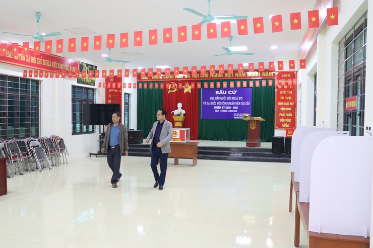 Đồng chí Bí thư Đảng uỷ xã Phú Xuyên kiểm tra công tác chuẩn bị bầu cử tại các khu vực bỏ phiếu- Ảnh 1.