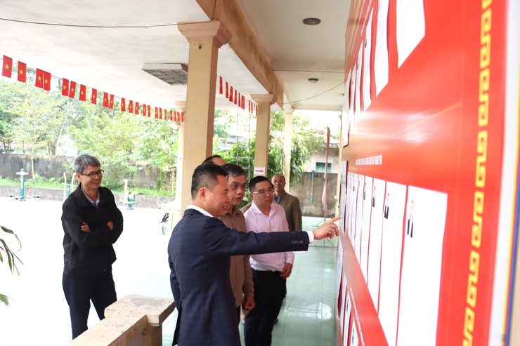 Đồng chí Bí thư Đảng uỷ xã Phú Xuyên kiểm tra công tác chuẩn bị bầu cử tại các khu vực bỏ phiếu- Ảnh 2.