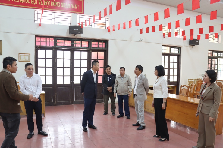 Đồng chí Bí thư Đảng uỷ xã Phú Xuyên kiểm tra công tác chuẩn bị bầu cử tại các khu vực bỏ phiếu- Ảnh 3.