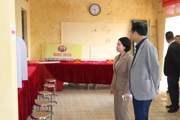 Đồng chí Bí thư Đảng uỷ xã Phú Xuyên kiểm tra công tác chuẩn bị bầu cử tại các khu vực bỏ phiếu- Ảnh 4.