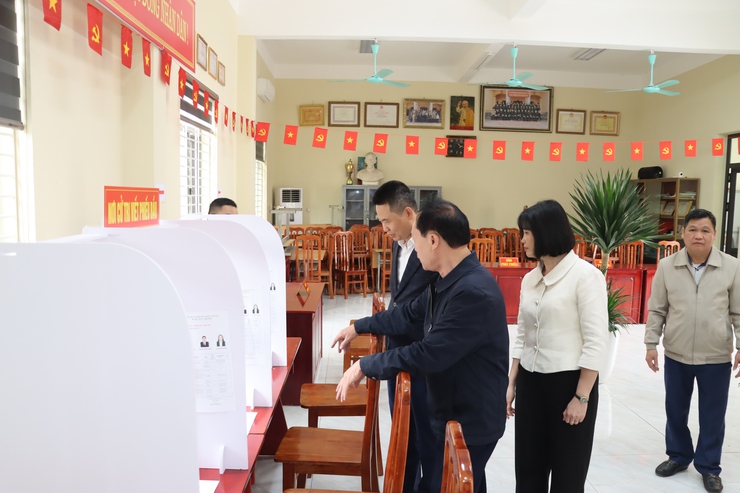 Đồng chí Bí thư Đảng uỷ xã Phú Xuyên kiểm tra công tác chuẩn bị bầu cử tại các khu vực bỏ phiếu- Ảnh 6.