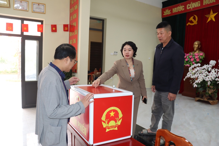 Đồng chí Bí thư Đảng uỷ xã Phú Xuyên kiểm tra công tác chuẩn bị bầu cử tại các khu vực bỏ phiếu- Ảnh 7.