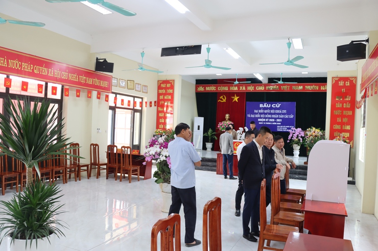 Đồng chí Bí thư Đảng uỷ xã Phú Xuyên kiểm tra công tác chuẩn bị bầu cử tại các khu vực bỏ phiếu- Ảnh 8.