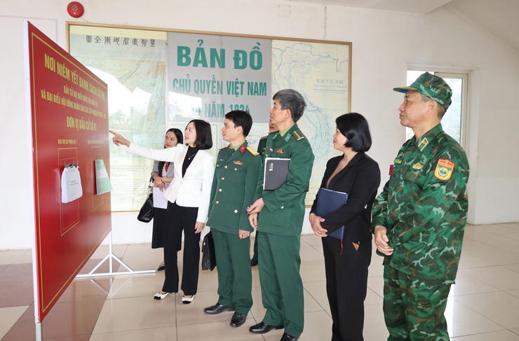 Phường Tùng Thiện kiểm tra công tác chuẩn bị bầu cử tại các đơn vị quân đội trên địa bàn- Ảnh 1.