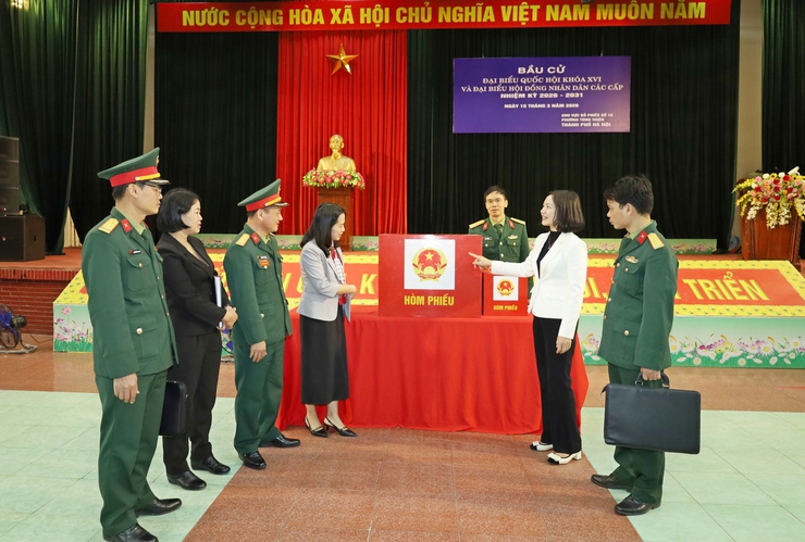 Phường Tùng Thiện kiểm tra công tác chuẩn bị bầu cử tại các đơn vị quân đội trên địa bàn- Ảnh 2.