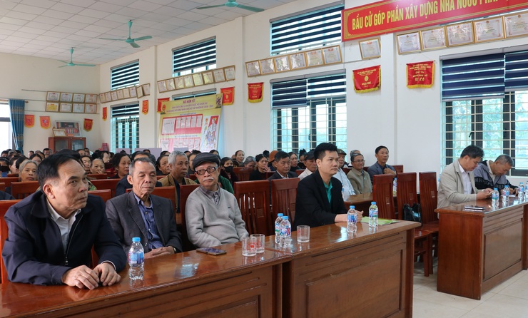 Hội người cao tuổi xã Mỹ Đức tăng cường tuyên truyền bầu cử, hỗ trợ hội viên người cao tuổi truy cập thông tin trên các nền tảng công nghệ số.- Ảnh 2.