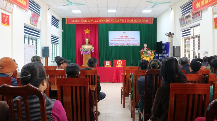 Hội người cao tuổi xã Mỹ Đức tăng cường tuyên truyền bầu cử, hỗ trợ hội viên người cao tuổi truy cập thông tin trên các nền tảng công nghệ số.- Ảnh 1.