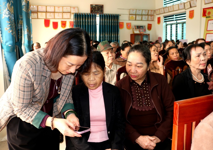 Hội người cao tuổi xã Mỹ Đức tăng cường tuyên truyền bầu cử, hỗ trợ hội viên người cao tuổi truy cập thông tin trên các nền tảng công nghệ số.- Ảnh 4.