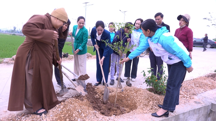 Hội LHPN xã Vân Đình ra quân trồng 350 cây xanh trên tuyến đường Man Xi- Ảnh 1.