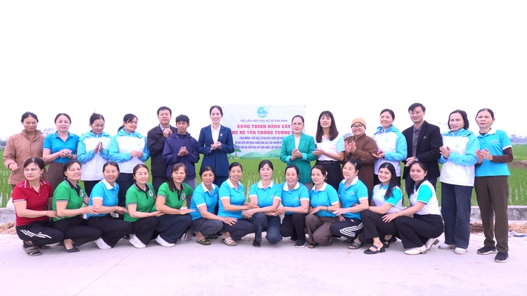 Hội LHPN xã Vân Đình ra quân trồng 350 cây xanh trên tuyến đường Man Xi- Ảnh 5.