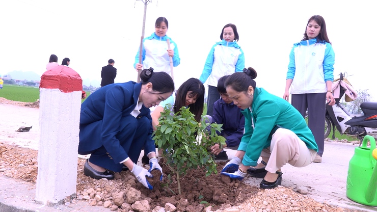 Hội LHPN xã Vân Đình ra quân trồng 350 cây xanh trên tuyến đường Man Xi- Ảnh 2.