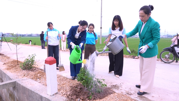 Hội LHPN xã Vân Đình ra quân trồng 350 cây xanh trên tuyến đường Man Xi- Ảnh 3.