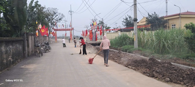 MTTQ và các tổ chức chính trị - xã hội xã Hòa Xá tích cực tổng vệ sinh môi trường chào mừng ngày bầu cử- Ảnh 2.