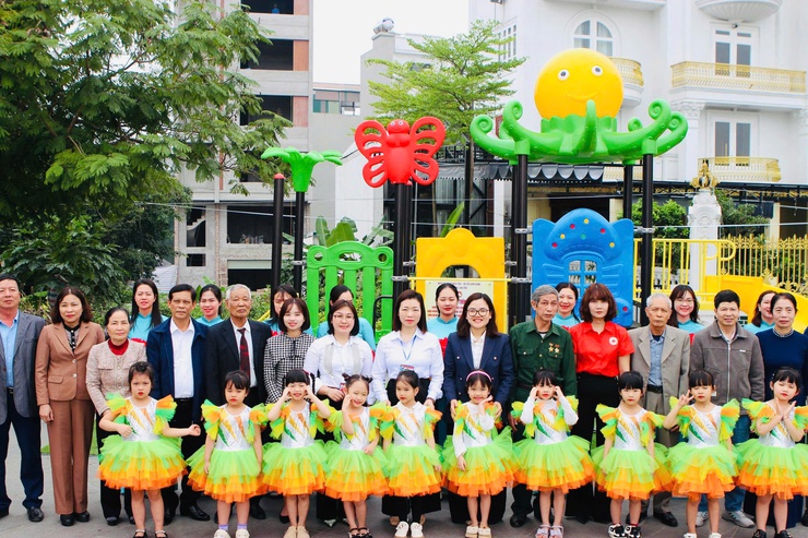 Phường Long Biên khánh thành sân chơi thiếu nhi tại vườn hoa Cự Khối - Công trình chào mừng bầu cử đại biểu Quốc hội khóa XVI và đại biểu HĐND các cấp nhiệm kỳ 2026-2031- Ảnh 3.