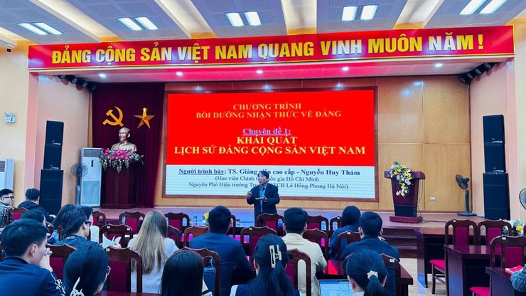 Trung tâm Chính trị phường Tây Hồ khai giảng lớp bồi dưỡng nhận thức về Đảng khóa II/2026- Ảnh 3.