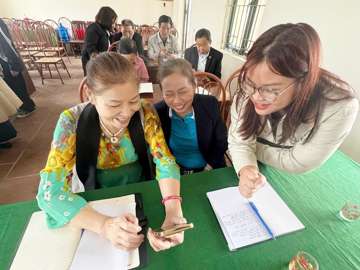 Khai giảng lớp học “Công dân số bạc” dành cho người cao tuổi tại thôn An Hiền- Ảnh 1.