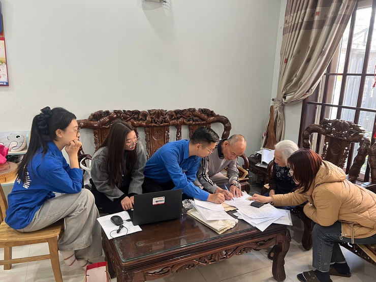 “Đến trước nhu cầu - Tiên phong phục vụ”: Tổ xung kích số 9 hỗ trợ cụ bà 94 tuổi thực hiện thủ tục cấp lại Bằng Tổ quốc ghi công- Ảnh 1.