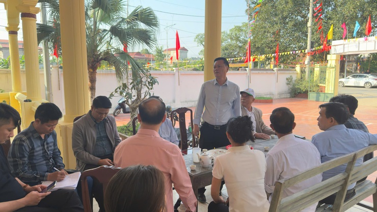 Lãnh đạo xã Hương Sơn kiểm tra công tác chuẩn bị bầu cử tại khu vực bỏ phiếu số 13- Ảnh 2.