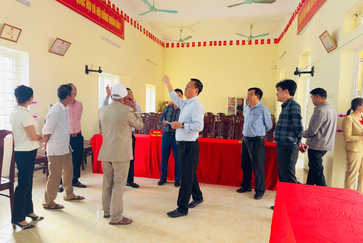 Lãnh đạo xã Hương Sơn kiểm tra công tác chuẩn bị bầu cử tại khu vực bỏ phiếu số 13- Ảnh 1.