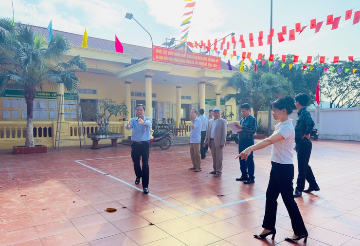 Lãnh đạo xã Hương Sơn kiểm tra công tác chuẩn bị bầu cử tại khu vực bỏ phiếu số 13- Ảnh 3.