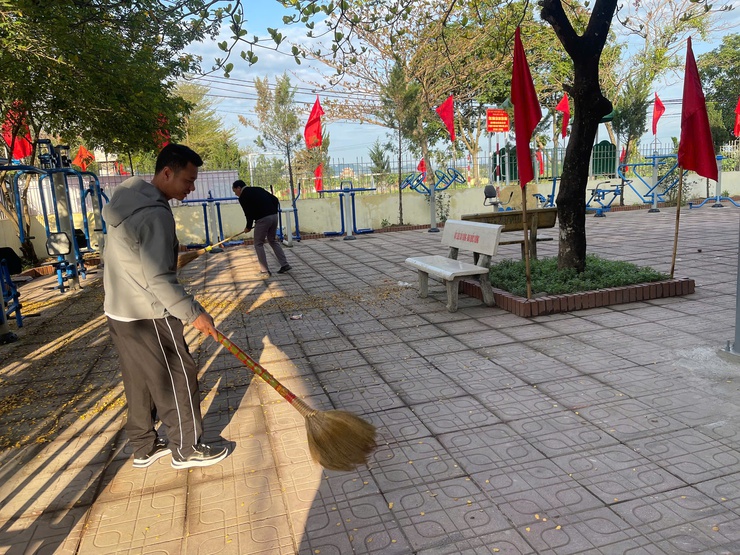 MTTQ và các tổ chức chính trị - xã hội xã Hòa Xá tích cực tổng vệ sinh môi trường chào mừng ngày bầu cử- Ảnh 3.