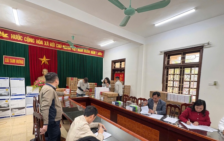 Tam Hưng bàn giao 22 bộ máy vi tính, máy in cho các chi bộ thôn phục vụ công tác bầu cử và chuyển đổi số- Ảnh 1.