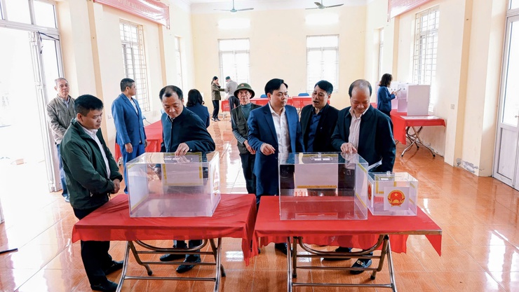 Lãnh đạo xã Tam Hưng kiểm tra công tác chuẩn bị bầu cử tại các khu vực bỏ phiếu- Ảnh 4.