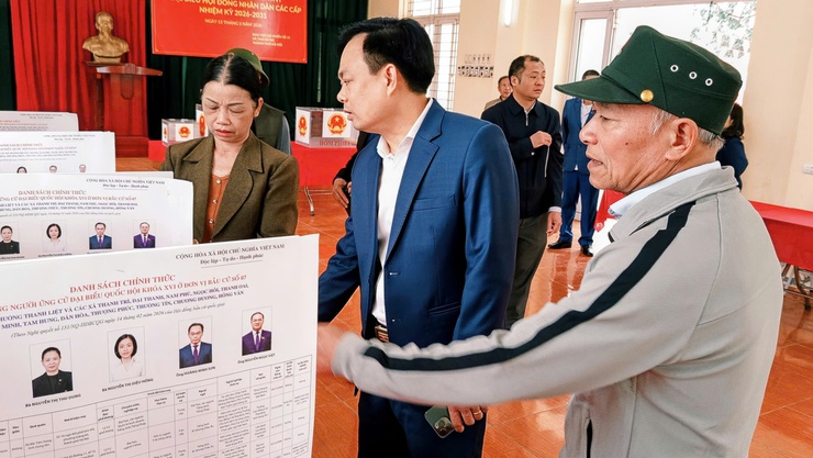Lãnh đạo xã Tam Hưng kiểm tra công tác chuẩn bị bầu cử tại các khu vực bỏ phiếu- Ảnh 1.