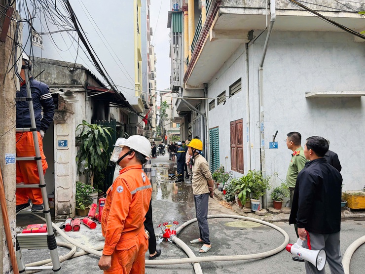 Cháy nhà dân tại ngách 20/5 đường Trâu Quỳ, lực lượng chức năng kịp thời khống chế- Ảnh 3.
