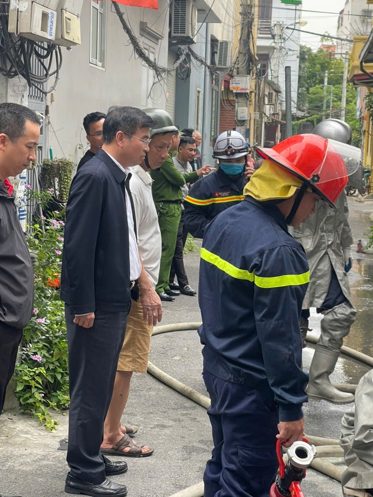 Cháy nhà dân tại ngách 20/5 đường Trâu Quỳ, lực lượng chức năng kịp thời khống chế- Ảnh 2.