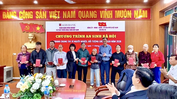 AGRIBANK TRAO TẶNG QUÀ AN SINH XÃ HỘI CHO 30 HỘ KHÓ KHĂN XÃ HÒA XÁ- Ảnh 2.