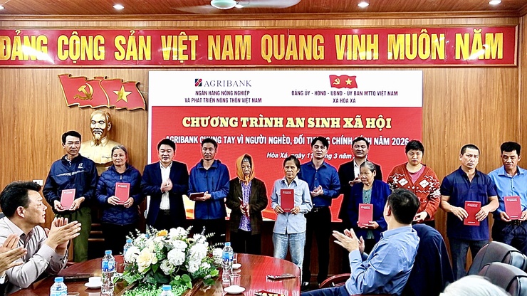 AGRIBANK TRAO TẶNG QUÀ AN SINH XÃ HỘI CHO 30 HỘ KHÓ KHĂN XÃ HÒA XÁ- Ảnh 3.