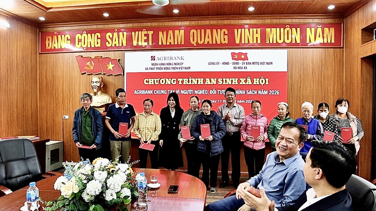 AGRIBANK TRAO TẶNG QUÀ AN SINH XÃ HỘI CHO 30 HỘ KHÓ KHĂN XÃ HÒA XÁ- Ảnh 4.