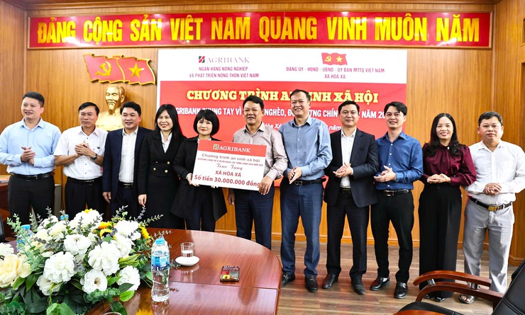 AGRIBANK TRAO TẶNG QUÀ AN SINH XÃ HỘI CHO 30 HỘ KHÓ KHĂN XÃ HÒA XÁ- Ảnh 1.
