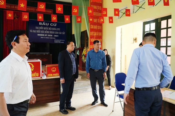 Đồng chí Phó Bí thư Đảng ủy, Chủ tịch UBND xã Chuyên Mỹ đi kiểm tra công tác chuẩn bị bầu cử tại các thôn Lễ Nhuế, Đồng Phố, Đồng Cả và Đại Nghiệp- Ảnh 5.