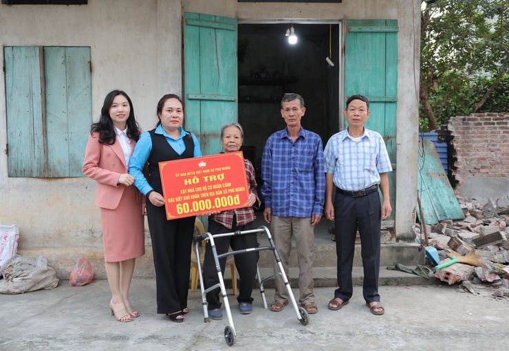 Ủy ban Mặt trận tổ quốc Việt Nam xã Phú Nghĩa trao hỗ trợ xây nhà ở cho bà Bùi Thị Mai ở thôn Yên Trường 1- Ảnh 1.