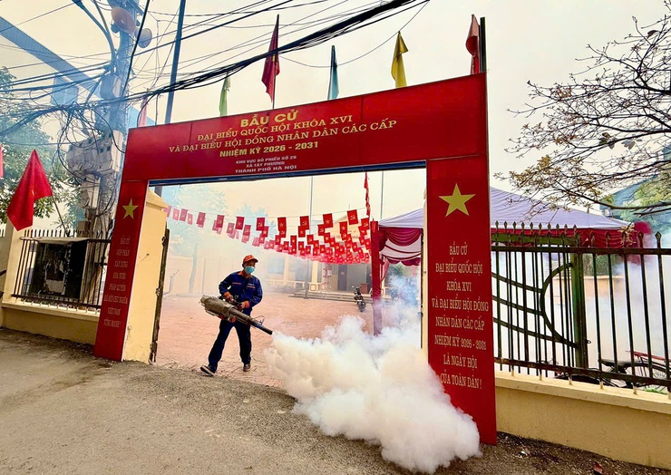 Trạm Y tế xã Tây Phương phun khử khuẩn 35 điểm bầu cử, chủ động phòng ngừa dịch bệnh- Ảnh 1.