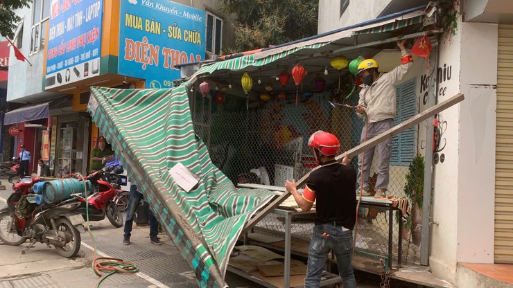 Phường Tây Tựu ra quân xử lý vi phạm văn minh đô thị trên địa bàn- Ảnh 2.