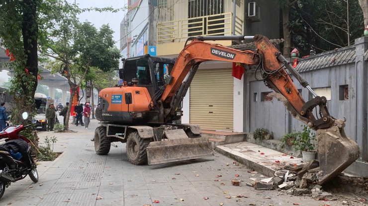 Phường Tây Tựu ra quân xử lý vi phạm văn minh đô thị trên địa bàn- Ảnh 3.