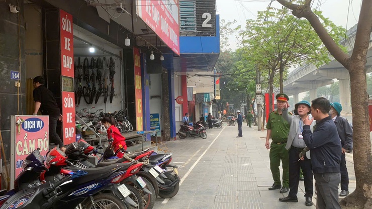 Phường Tây Tựu ra quân xử lý vi phạm văn minh đô thị trên địa bàn- Ảnh 1.