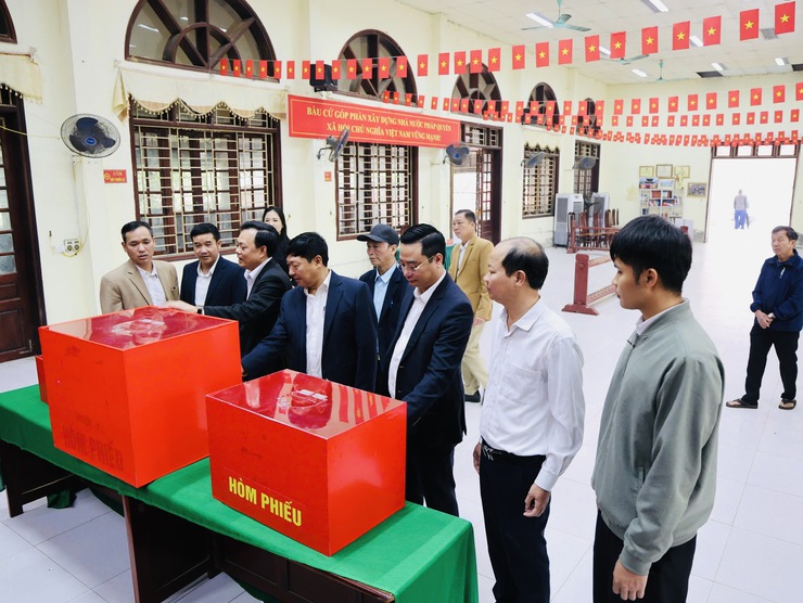 Lãnh đạo MTTQ thành phố Hà Nội kiểm tra công tác bầu cử tại Tam Hưng- Ảnh 9.