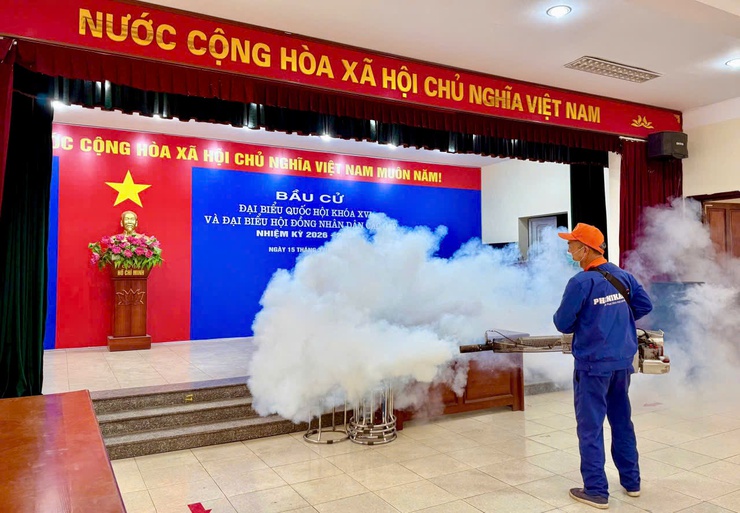 Trạm Y tế xã Tây Phương phun khử khuẩn 35 điểm bầu cử, chủ động phòng ngừa dịch bệnh- Ảnh 2.