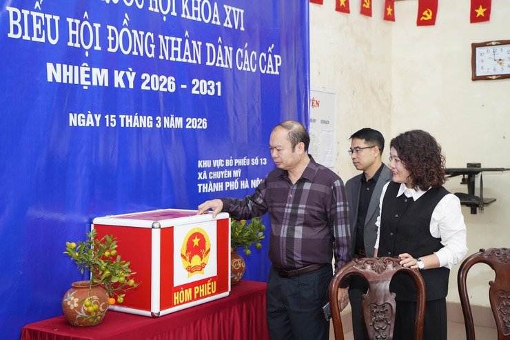 Đồng chí Bí thư Đảng ủy, Chủ tịch HĐND xã kiểm tra công tác chuẩn bị bầu cử tại các khu vực bỏ phiếu thuộc đơn vị bầu cử số 2- Ảnh 1.