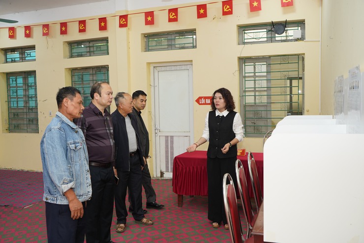 Đồng chí Bí thư Đảng ủy, Chủ tịch HĐND xã kiểm tra công tác chuẩn bị bầu cử tại các khu vực bỏ phiếu thuộc đơn vị bầu cử số 2- Ảnh 4.