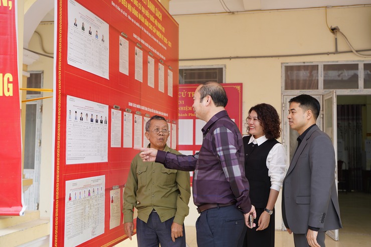 Đồng chí Bí thư Đảng ủy, Chủ tịch HĐND xã kiểm tra công tác chuẩn bị bầu cử tại các khu vực bỏ phiếu thuộc đơn vị bầu cử số 2- Ảnh 2.
