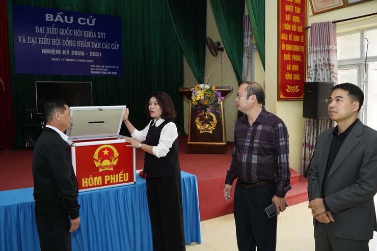 Đồng chí Bí thư Đảng ủy, Chủ tịch HĐND xã kiểm tra công tác chuẩn bị bầu cử tại các khu vực bỏ phiếu thuộc đơn vị bầu cử số 2- Ảnh 3.