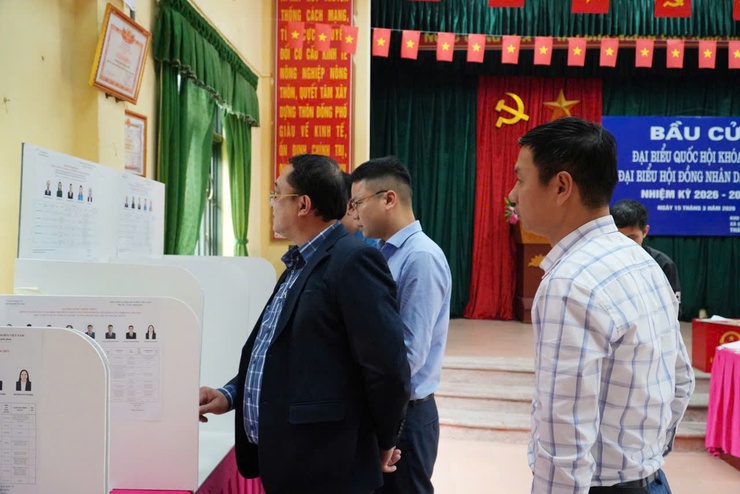 Đồng chí Phó Bí thư Đảng ủy, Chủ tịch UBND xã Chuyên Mỹ đi kiểm tra công tác chuẩn bị bầu cử tại các thôn Lễ Nhuế, Đồng Phố, Đồng Cả và Đại Nghiệp- Ảnh 4.