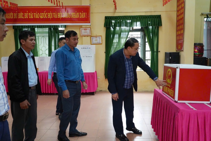 Đồng chí Phó Bí thư Đảng ủy, Chủ tịch UBND xã Chuyên Mỹ đi kiểm tra công tác chuẩn bị bầu cử tại các thôn Lễ Nhuế, Đồng Phố, Đồng Cả và Đại Nghiệp- Ảnh 3.