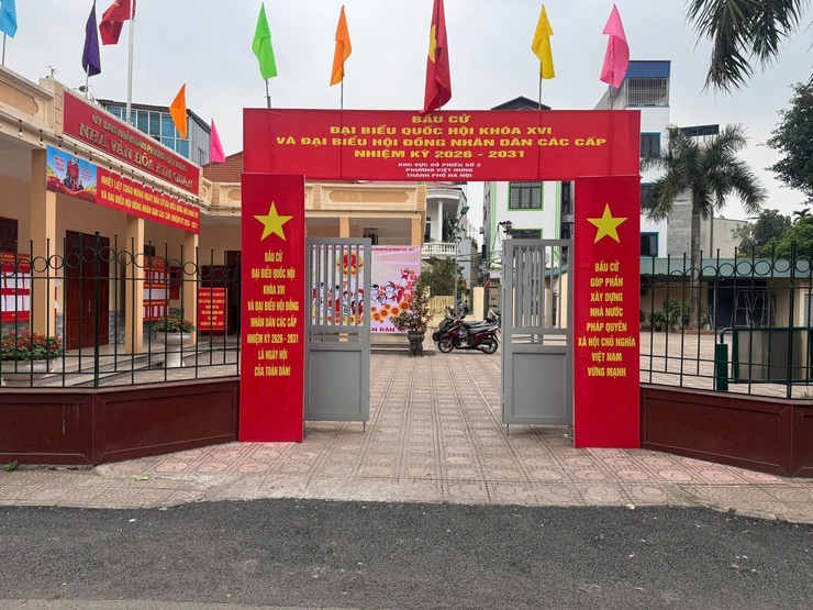 Đẩy mạnh trang trí, tuyên truyền trực quan hướng tới ngày bầu cử 15/3 tại phường Việt Hưng.- Ảnh 3.